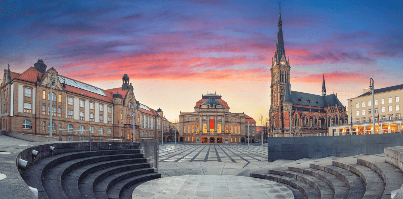 Theaterplatz in Chemnitz mit Opernhaus und St. Petri-Kirche bei Sonnenuntergang, Symbolbild für NKI-geförderte Klimaschutzkonzepte