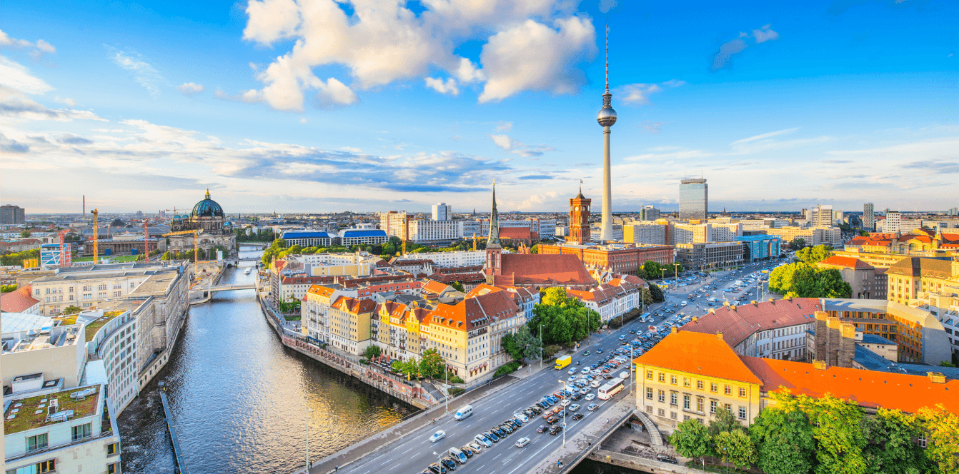Berliner Skyline mit Fernsehturm, Berliner Dom und Spree, Symbolbild für kommunale Klimaschutzkonzepte